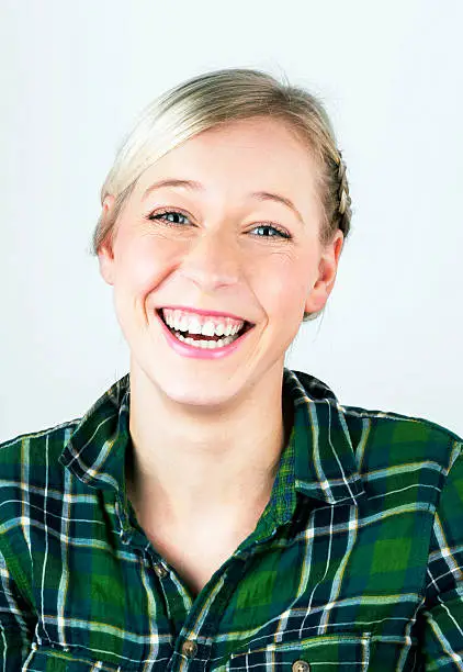 Real happy young woman in lumberjack shirt porträt