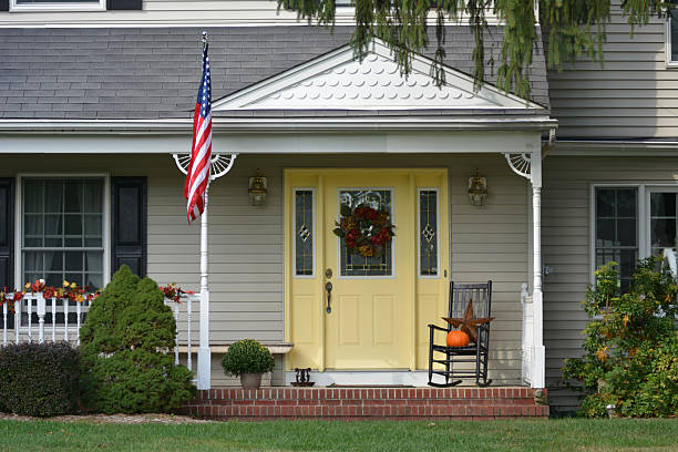 american home - front door front stoop house yellow stock-fotos und bilder