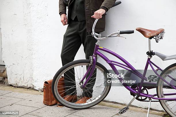 Ustalające Rower - zdjęcia stockowe i więcej obrazów Bicykl - Bicykl, Cegła, Czekać