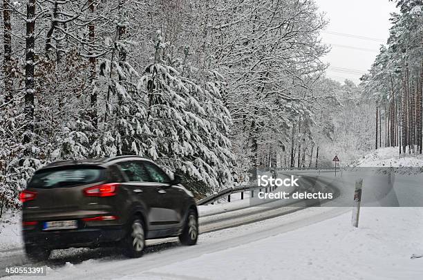 트래픽 비 Road 차에 대한 스톡 사진 및 기타 이미지 - 차, 겨울, 눈-냉동상태의 물
