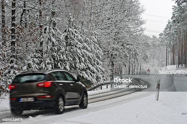 Foto de Tráfego Na Estrada Congelada e mais fotos de stock de Carro - Carro, Dirigir, Inverno