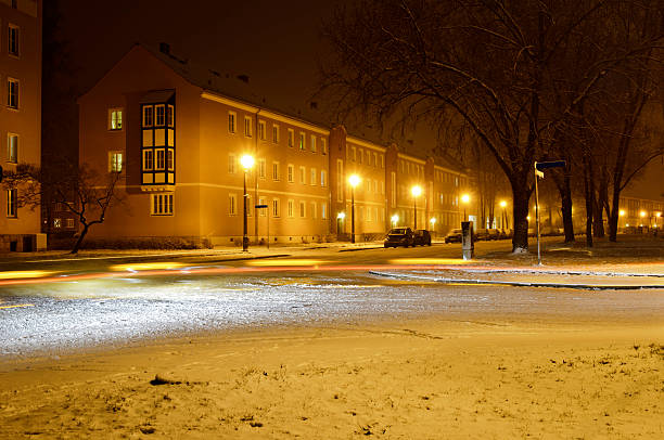 交通、雪�で覆われた街 - lichtspur ストックフォトと画像