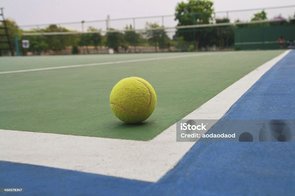 Balle de tennis sur le court. - Photo de Activité libre de droits