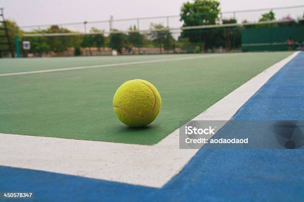 Photo libre de droit de Balle De Tennis Sur Le Court banque d'images et plus d'images libres de droit de Activité - Activité, Activité de loisirs, Au bord de
