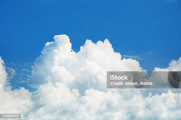 Nube Foto de stock y más banco de imágenes de Aire libre - Aire libre, Azul, Cielo