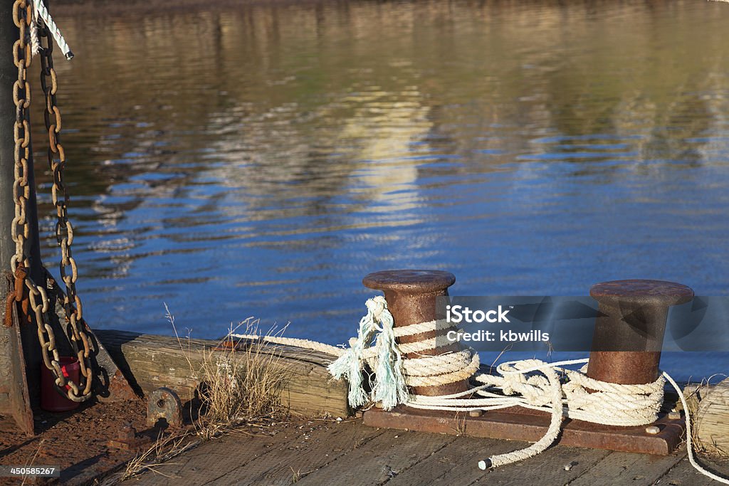 bollards e corda al fishermans wharf - Foto stock royalty-free di Acqua