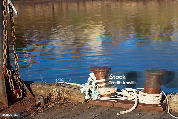 Bollards E Corda Al Fishermans Wharf - Fotografie stock e altre immagini di Acqua - Acqua, Allenamento a corpo libero, Ambientazione esterna