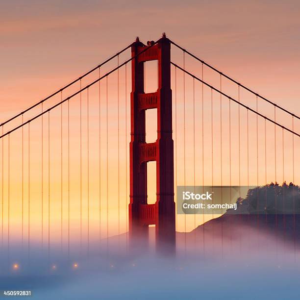 Photo libre de droit de Pont Du Golden Gate Dans Le Brouillard banque d'images et plus d'images libres de droit de Acier - Acier, Architecture, Baie - Eau