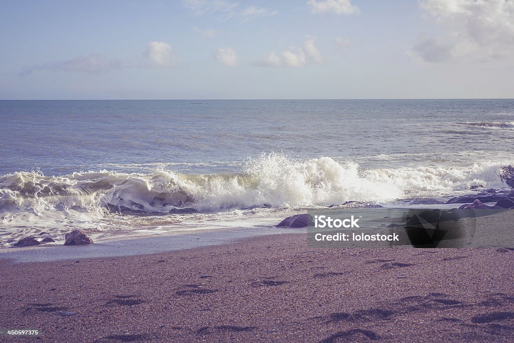 Ondas na praia de seixos rolados a estoirar - Royalty-free Ao Ar Livre Foto de stock