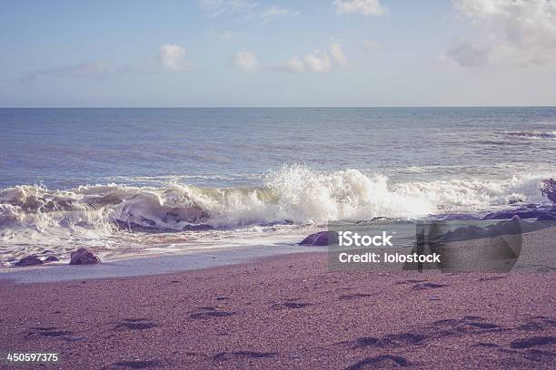 Ondas Na Praia De Seixos Rolados A Estoirar - Fotografias de stock e mais imagens de Ao Ar Livre - Ao Ar Livre, Areia, Atividade Recreativa