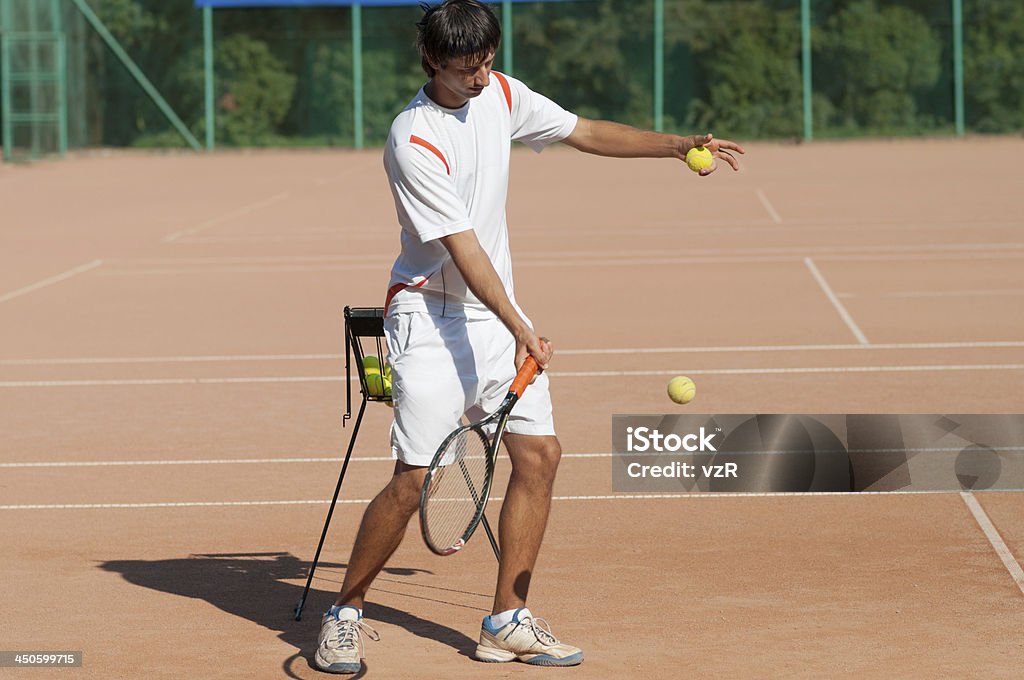 Entrenador de tenis cercana a volea - Foto de stock de Adulto joven libre de derechos