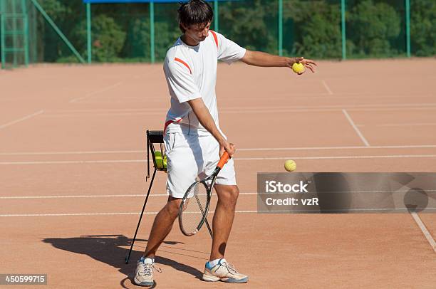 Entrenador De Tenis Cercana A Volea Foto de stock y más banco de imágenes de Adulto joven - Adulto joven, Agresión, Aire libre