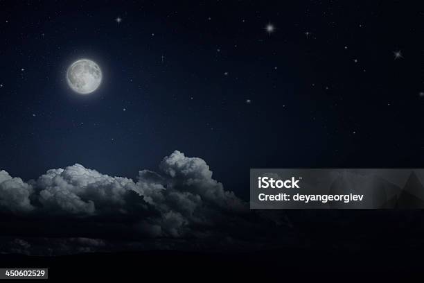 Notte Cielo Stellato E Luna - Fotografie stock e altre immagini di Ambientazione tranquilla - Ambientazione tranquilla, Astrologia, Astronomia