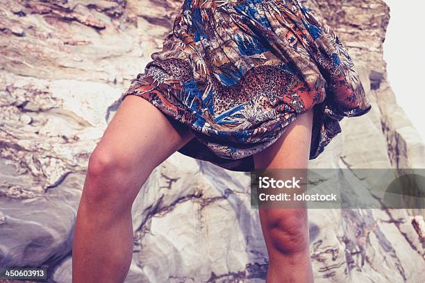 Foto de Jovem Mulher Em Pé De Rocks Saia e mais fotos de stock de Isolado - Isolado, Mulheres, Praia