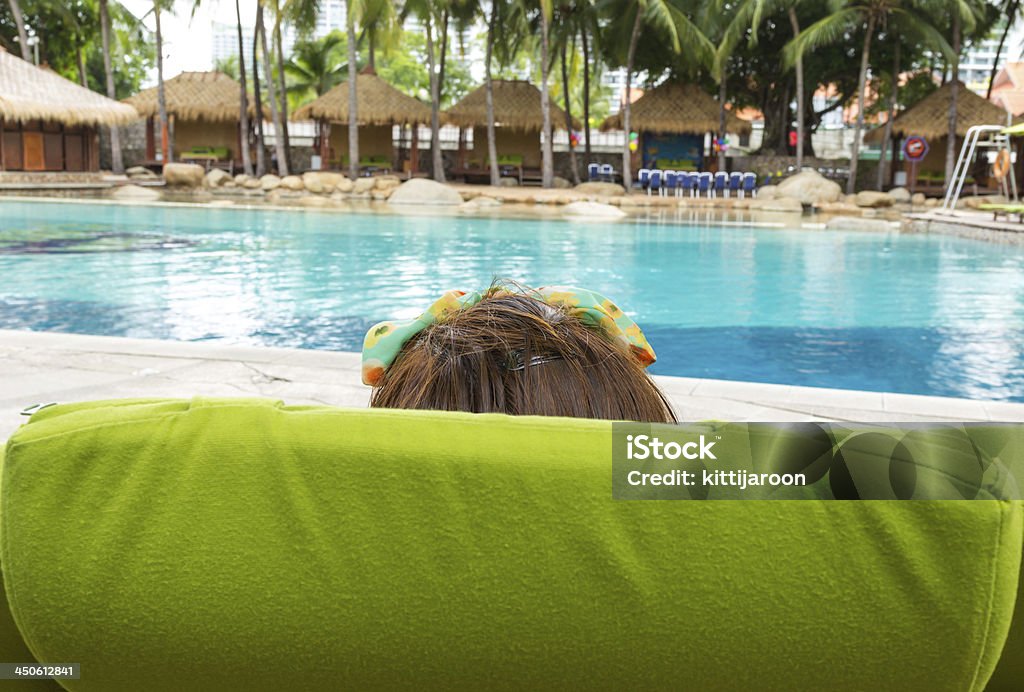 Mujer sueño relajante cerca de la piscina - Foto de stock de Adulto libre de derechos