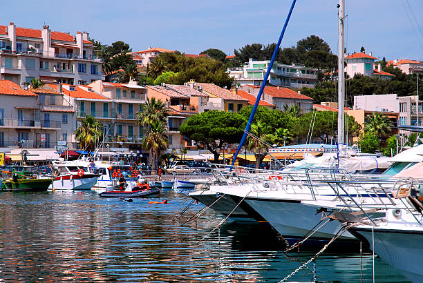 porto de bandol na frança - sailboat moored blue nautical vessel - fotografias e filmes do acervo