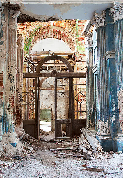 покинутый средневековая церковь - abandoned church indoors dirty стоковые фото и изображения