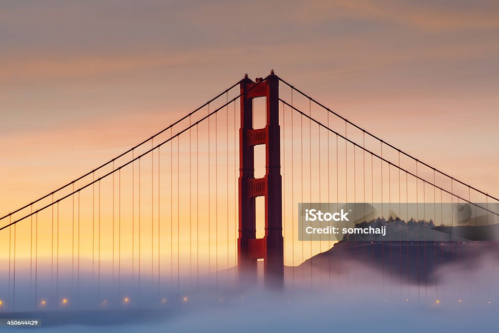 Golden Gate Bridge z mgły - Zbiór zdjęć royalty-free (Architektura)