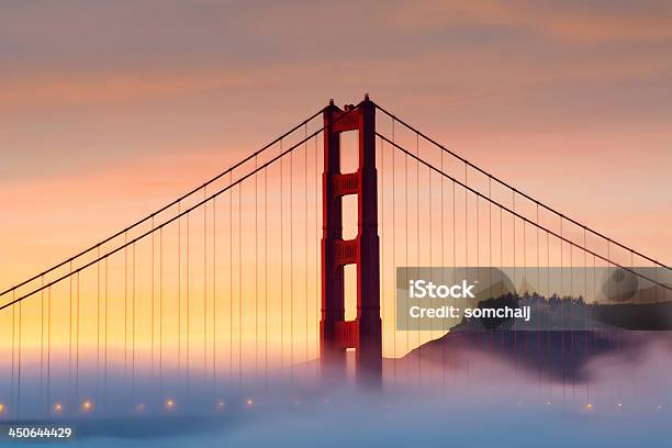 Golden Gate Bridge Com Nevoeiro - Fotografias de stock e mais imagens de Ao Ar Livre - Ao Ar Livre, Arquitetura, Azul