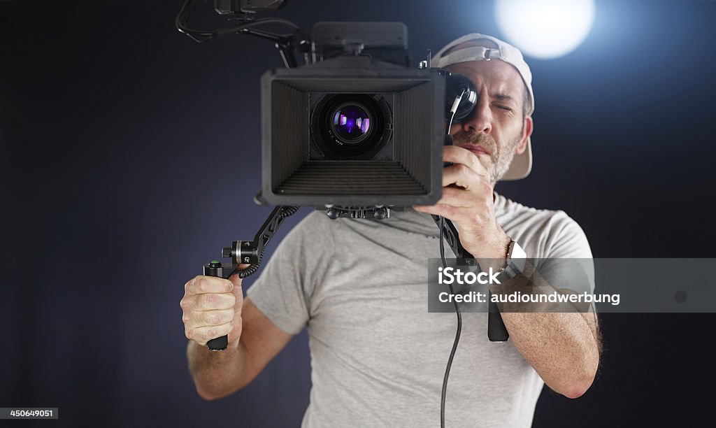 cameraoperator pracy z moviecamera - Zbiór zdjęć royalty-free (Operator kamery)