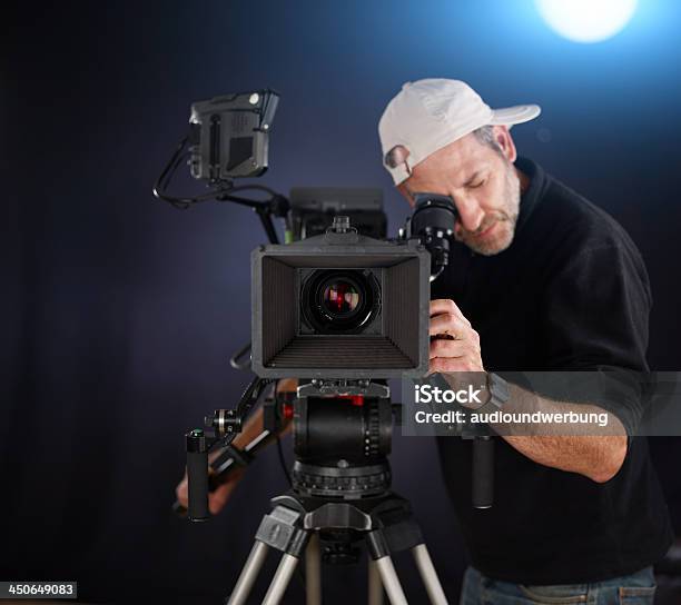 Cameraoperator Funciona Com Uma Câmera De Cinema - Fotografias de stock e mais imagens de Montagem de Filme - Estúdio de Cinema - Montagem de Filme - Estúdio de Cinema, Câmara Fotográfica, Câmara de Filmar