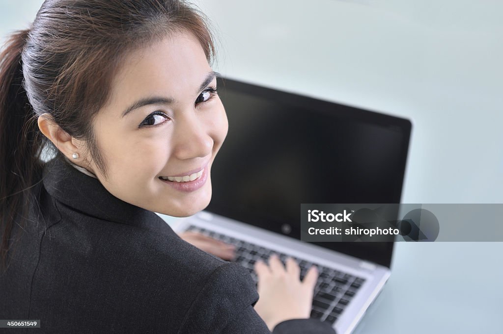 Mulher de negócios trabalhando no laptop - Foto de stock de Adulto royalty-free