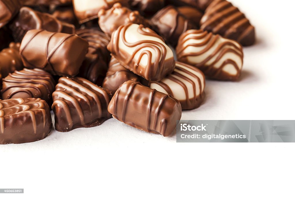 close-up de pralines de chocolate delicioso - Foto de stock de Alegria royalty-free
