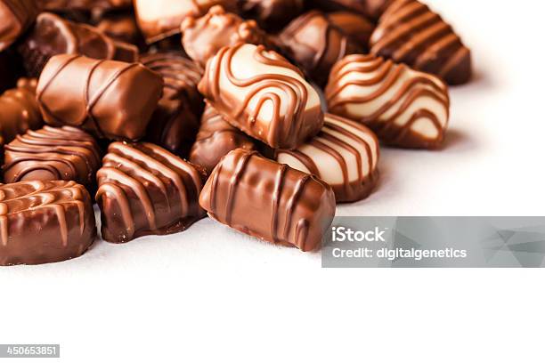 Foto de Closeup De Pralines De Chocolate Delicioso e mais fotos de stock de Alegria - Alegria, Alimentação Não-saudável, Cacau - Colheita