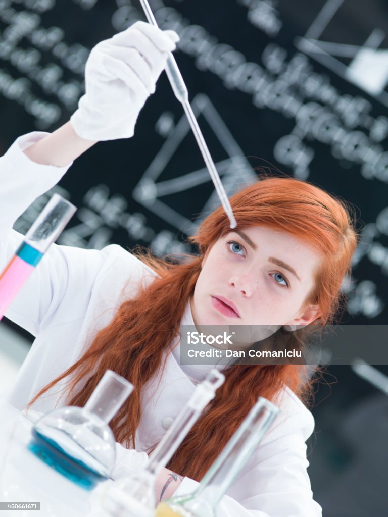 Studente che lavora in un laboratorio - Foto stock royalty-free di Adulto