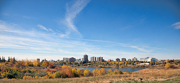 centrum saskatoon krajobraz miejski w jesień - south saskatchewan river zdjęcia i obrazy z banku zdjęć