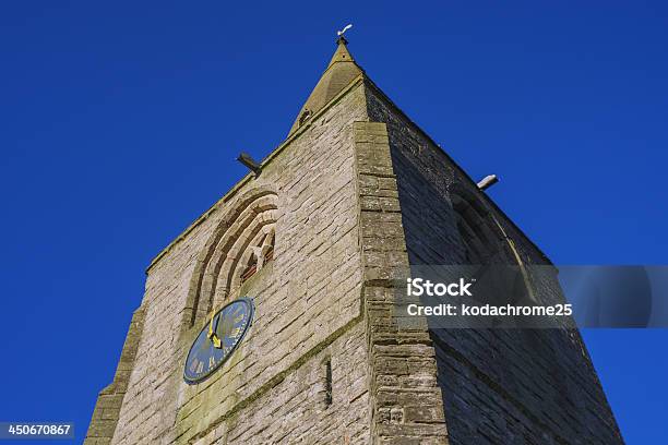 La Iglesia Parroquial Foto de stock y más banco de imágenes de Aguja - Chapitel - Aguja - Chapitel, Aire libre, Aldea