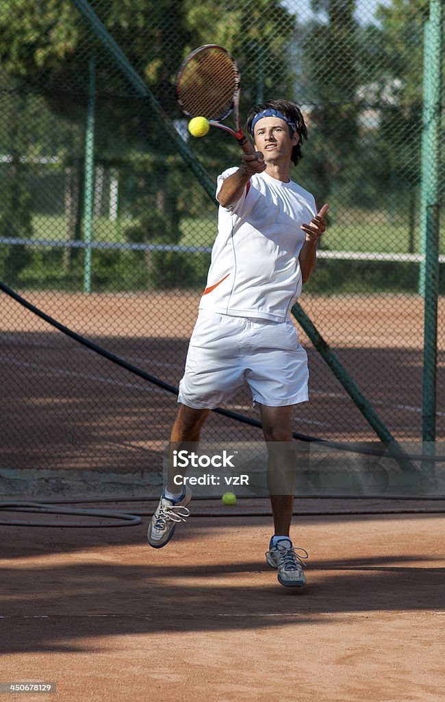 tennis potente Colpo di diritto - Foto stock royalty-free di Abbronzatura