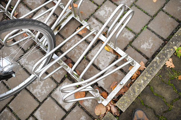 porte-vélos - bicycle rack bicycle parking community photos et images de collection