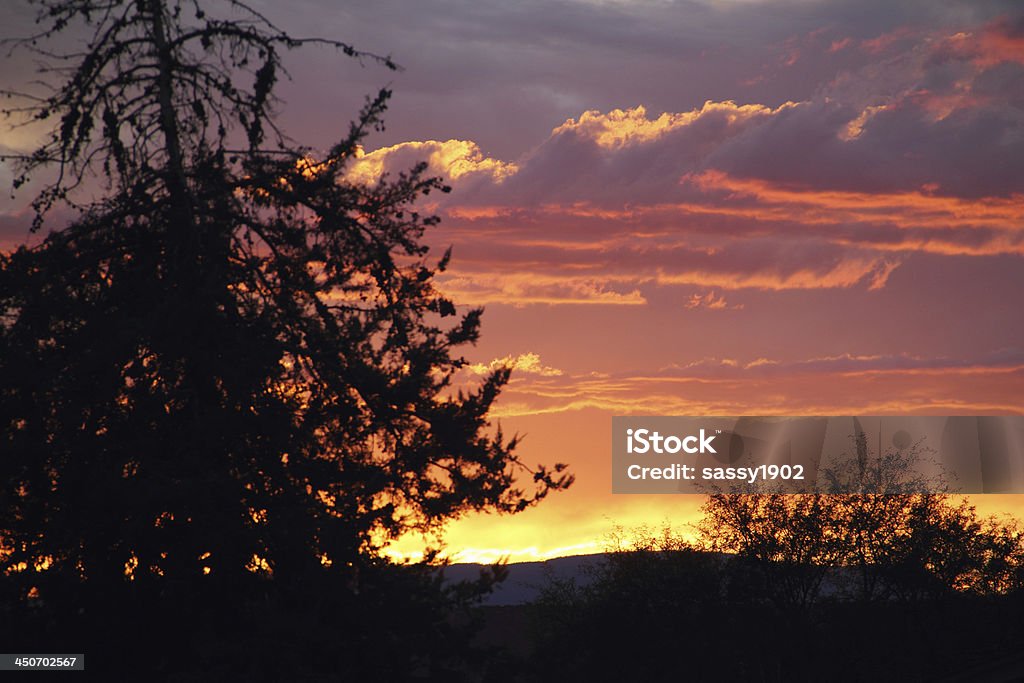 Silhoutte pôr-do-sol espetaculares - Foto de stock de Céu Dramático royalty-free