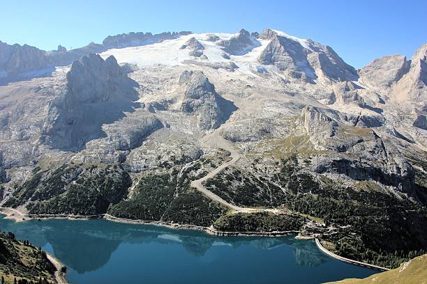 alpes dolomíticos en south tyrol - berglandschaft fotografías e imágenes de stock