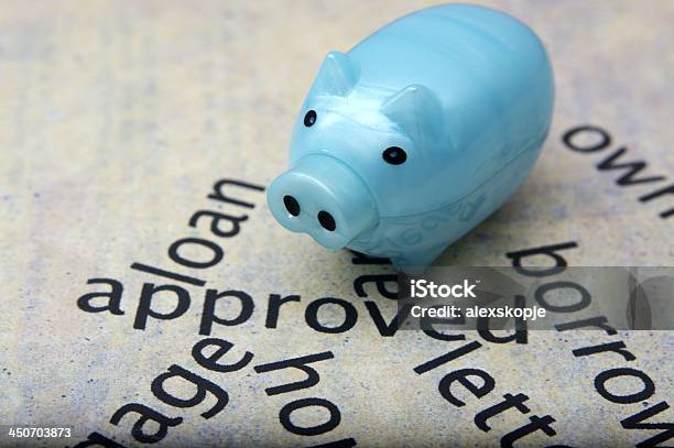 Foto de Empréstimo Aprovado E Piggy Bank e mais fotos de stock de Acordo - Acordo, Antropomórfico, Apresentador