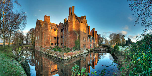 moated historic house - worcestershire photos et images de collection