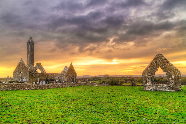 kilmacduagh 수도원 스톤 타워는 해질녘까지 - cemetery monastery cross tomb 뉴스 사진 이미지