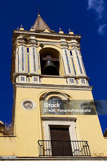 Torre Com Sino E Igreja De San Isidoro Sevilha - Fotografias de stock e mais imagens de Sevilha - Sevilha, Andaluzia, Arte