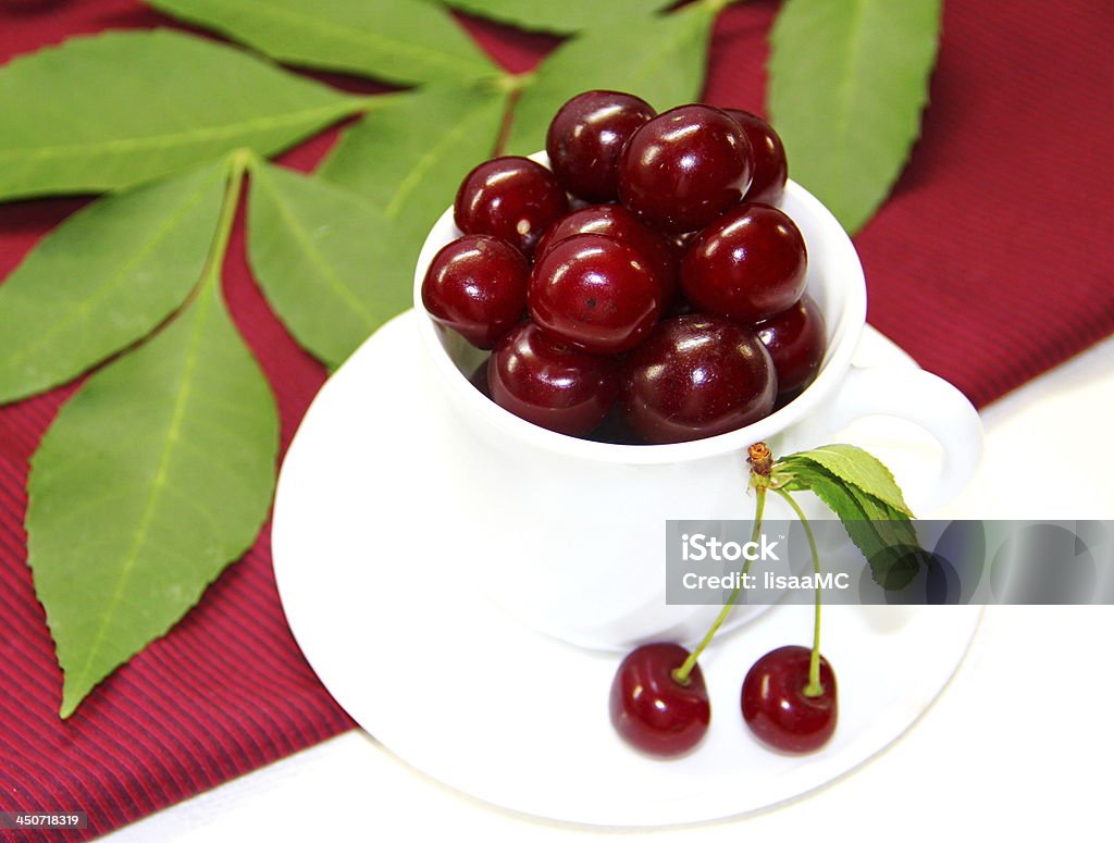 Cherry baies sur blanc tasse - Photo de Aliment libre de droits