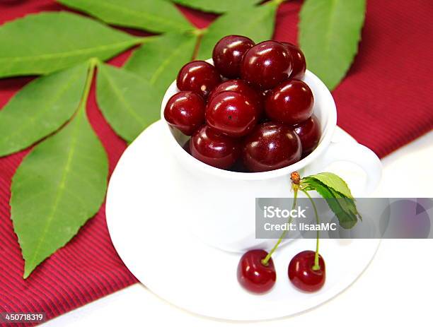 Photo libre de droit de Cherry Baies Sur Blanc Tasse banque d'images et plus d'images libres de droit de Aliment - Aliment, Aliments et boissons, Assiette