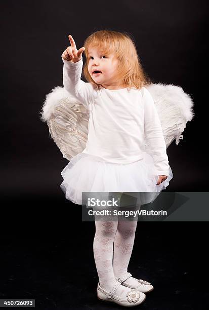 Menina Anjo Em Branco - Fotografias de stock e mais imagens de Anjo - Anjo, Asa de animal, Entusiástico