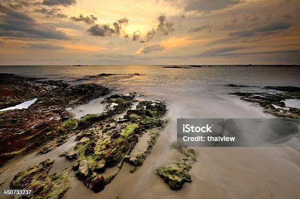 Puesta De Sol De Fondo Del Mar Foto de stock y más banco de imágenes de Aire libre - Aire libre, Belleza de la naturaleza, Cielo dramático