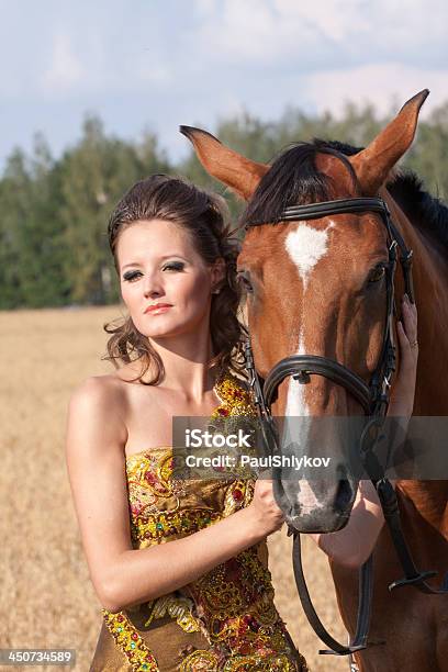 Caballo Y Beatiful Mujer Foto de stock y más banco de imágenes de Abrazar - Abrazar, Actividad, Adulto