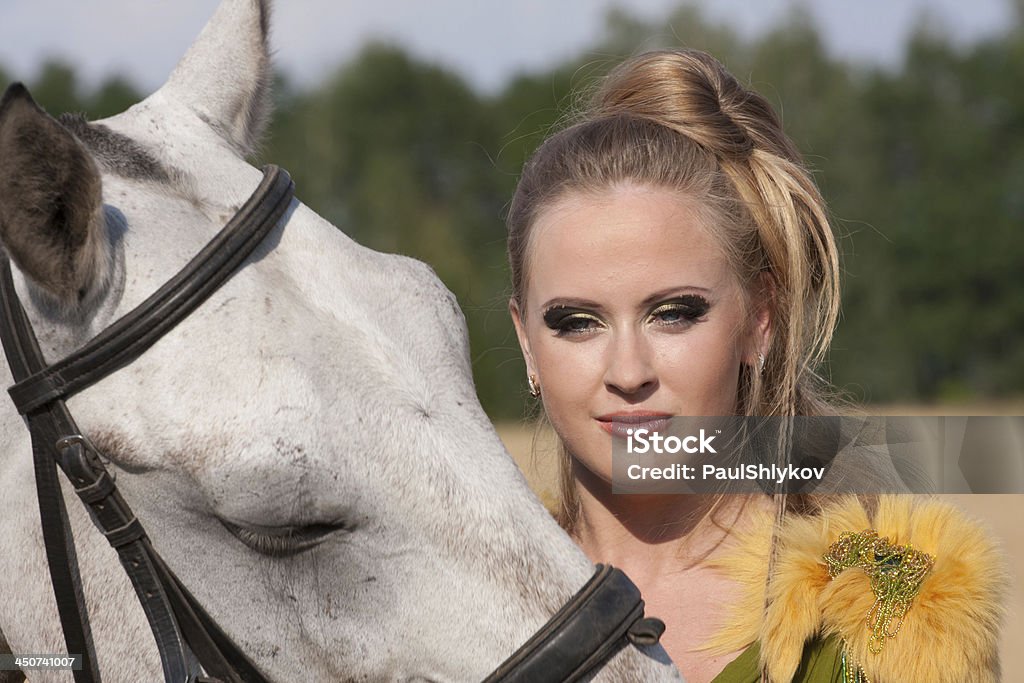 馬と美しい女性 - ウマのロイヤリティフリーストックフォト