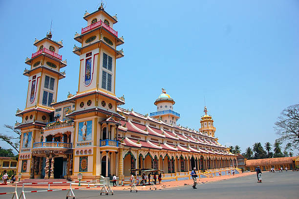 cao dai-tempel in tay ninh, vietnam - caodaism stock-fotos und bilder
