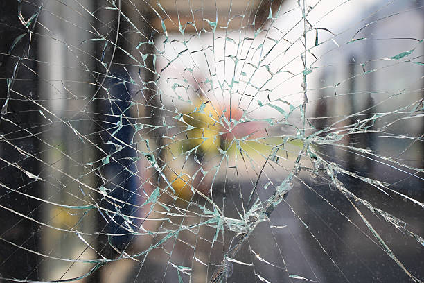 zerbrochenes glas - smashed window stock-fotos und bilder