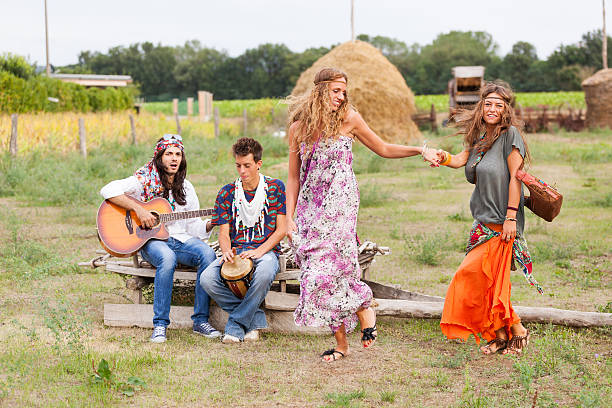 hippy grupo, reproducción de música y baile al aire libre - 1970s style women hippie retro revival fotografías e imágenes de stock