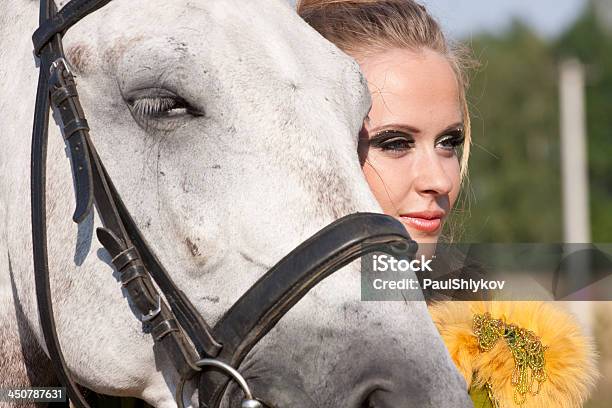 Pferd Und Frau Stockfoto und mehr Bilder von Aktivitäten und Sport - Aktivitäten und Sport, Attraktive Frau, Bewegung