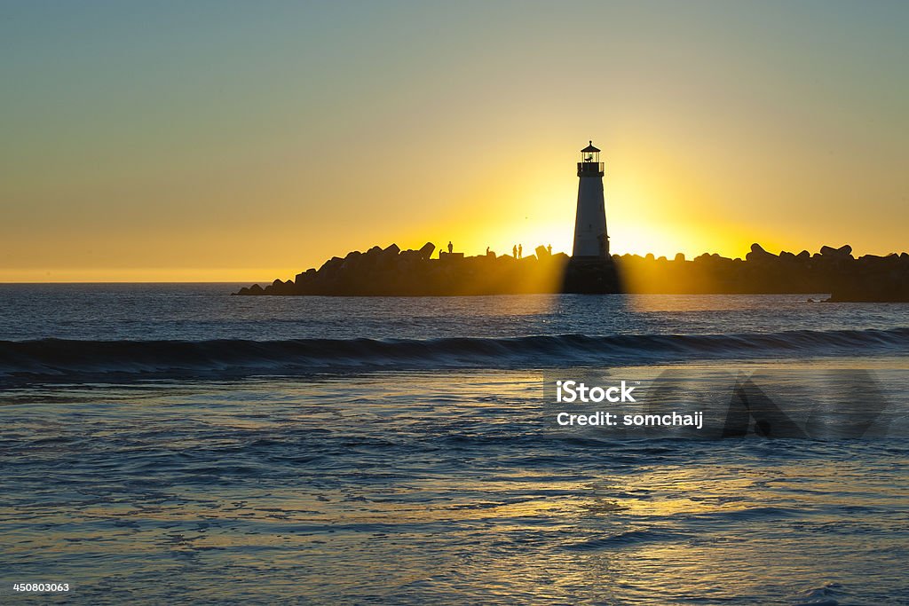 Phare et coucher de soleil en arrière-plan - Photo de Balise libre de droits